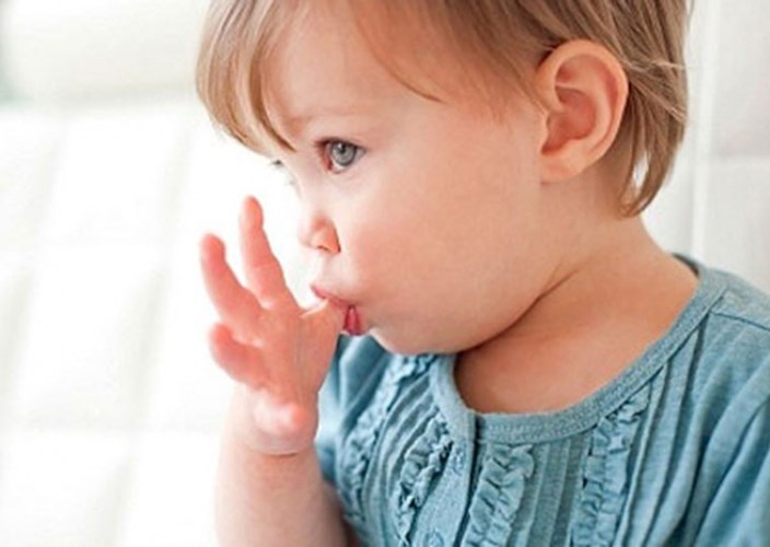 tre-ngam-ngon-tay-cai